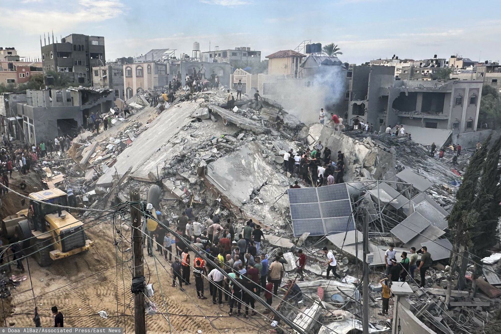 Wojna izraelsko-palesty?ska
Palestinians look for survivors following Israeli airstrike in Nusseirat refugee camp, Gaza Strip, Tuesday, Oct. 31, 2023. (AP Photo/Doaa AlBaz)
Doaa AlBaz