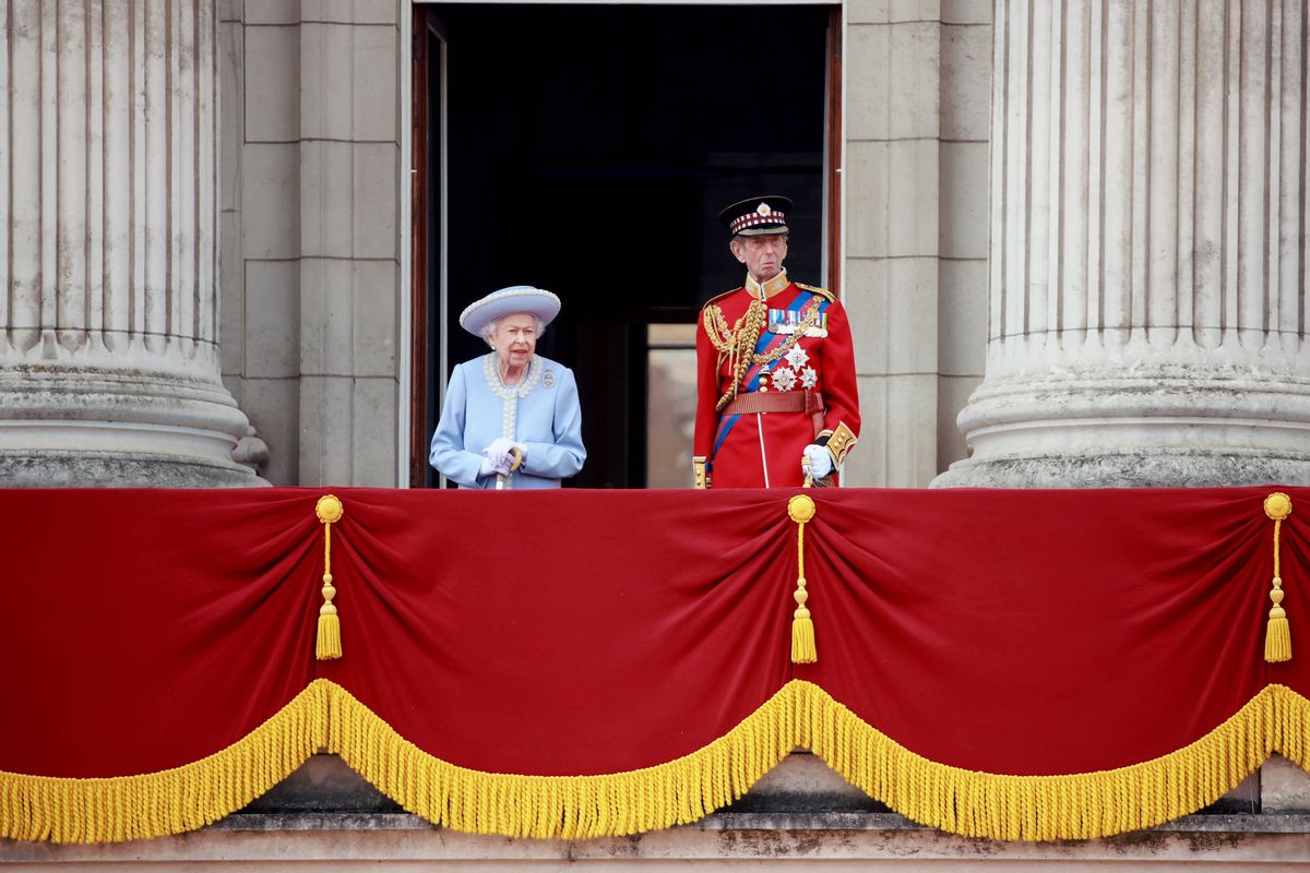A handout picture provided by the British Ministry of Denece (MoD) shows Her Majesty The Queen (L) and His Royal Highness The Duke of Kent (R) on the balcony of Buckingham Palace during the 'Trooping of the Colour' parade in London, Britain, 02 June 2022. Britain is enjoying a four day holiday weekend to celebrate Queen Elizabeth II's Platinum Jubilee marking the 70th anniversary of her accession to the throne on 06 February 1952. EPA/Sgt Donald C Todd/BRITISH MINISTRY OF DEFENCE/HANDOUT MANDATORY CREDIT: MOD/CROWN COPYRIGHT HANDOUT EDITORIAL USE ONLY/NO SALES Dostawca: PAP/EPA.
