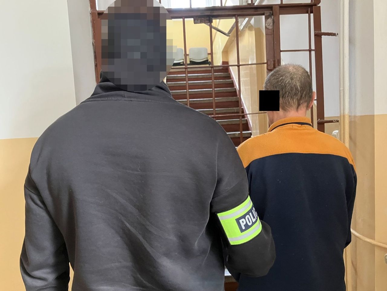 Dla zabawy podpalił wiatę śmietnikową w Toruniu. Ogień objął dwa samochody
