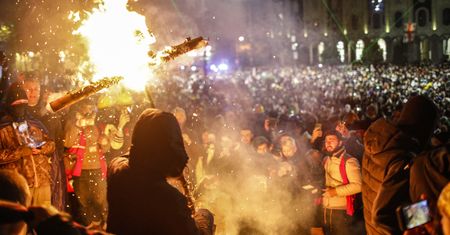 Wielki protest w Tbilisi. Podpalili kukłę oligarchy, ogień w parlamencie
