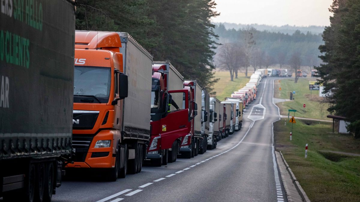 Gigantyczne kolejki do przej?cia granicznego w Bobrownikach10-11-2021 BIALYSTOK DK 65 DROGA DO BOBROWNIKI KOLEJKA TIR  FOT. WOJCIECH WOJTKIELEWICZ / KURIER PORANNY GAZETA WSPOLCZESNA / POLSKA PRESSWojciech Wojtkielewicz