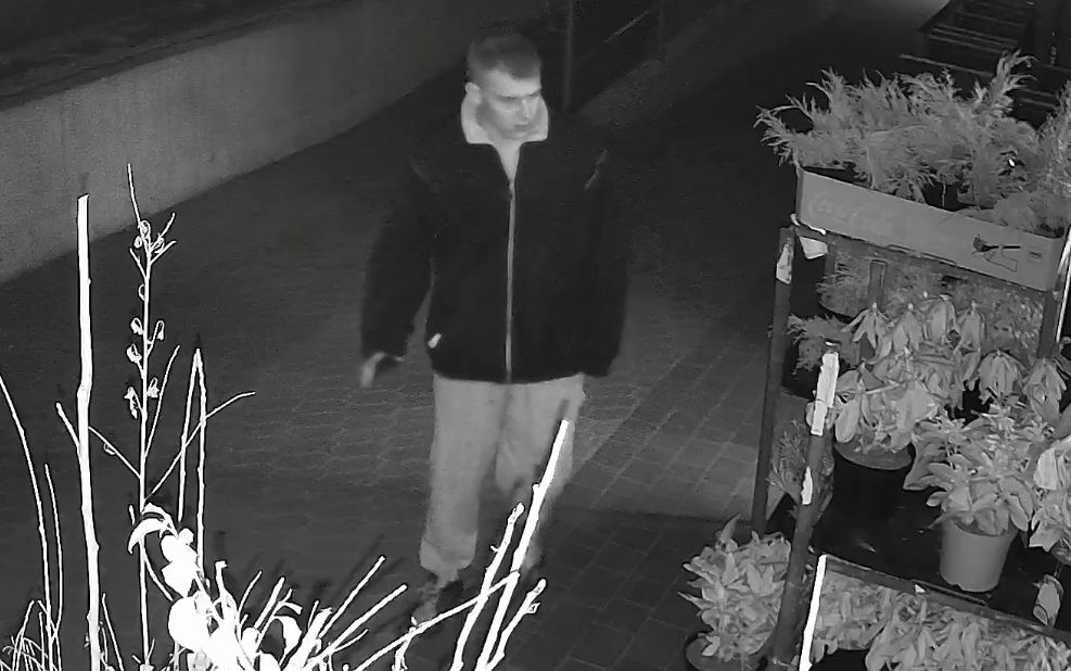 Policjanci próbują ustalić jego tożsamość.