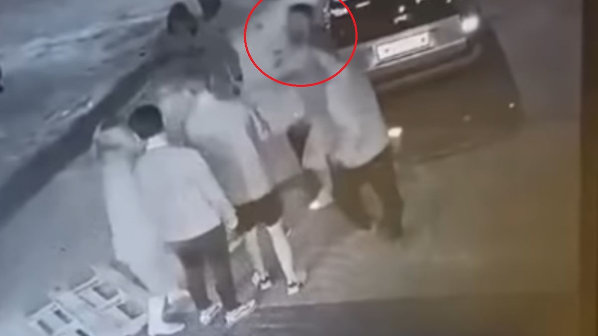 Policja zatrzymała drugą osobę w sprawie pobicia sprzedawczyni przed Żabką