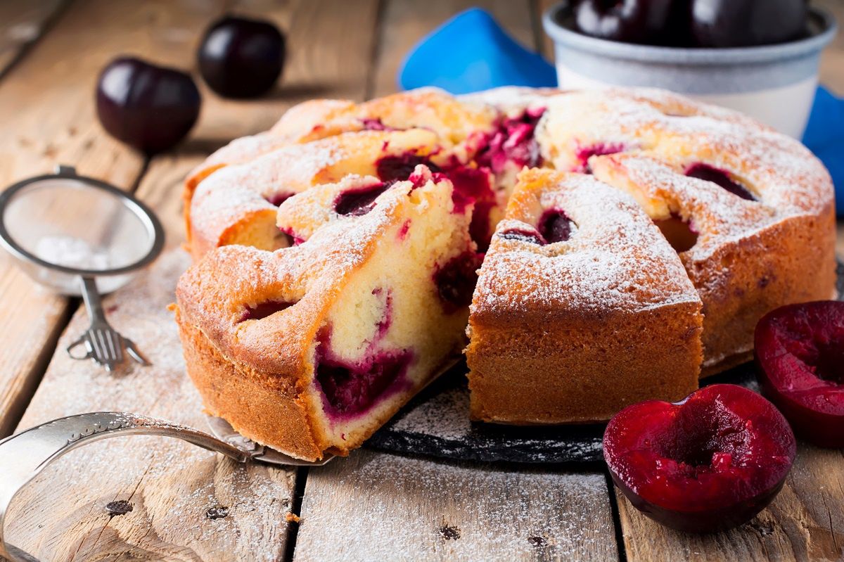 I'm making a quick plum cake with oil to go with my coffee. It's so good that all the neighbours ask for the recipe.