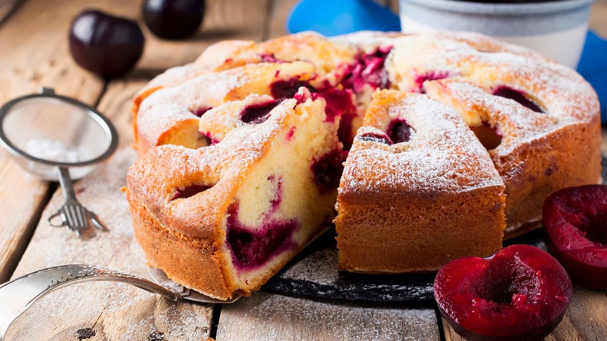 Do kawy robię szybki placek ze śliwkami na oleju. Taki dobry, że wszystkie sąsiadki proszą o przepis