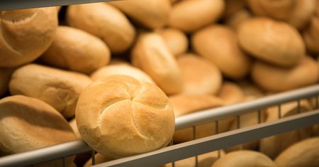 Tak naprawdę powstaje pieczywo wypiekane w marketach. Ludzie nie są świadomi