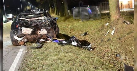 Stracił panowanie nad BMW i uderzył w drzewo. 19-latek w szpitalu