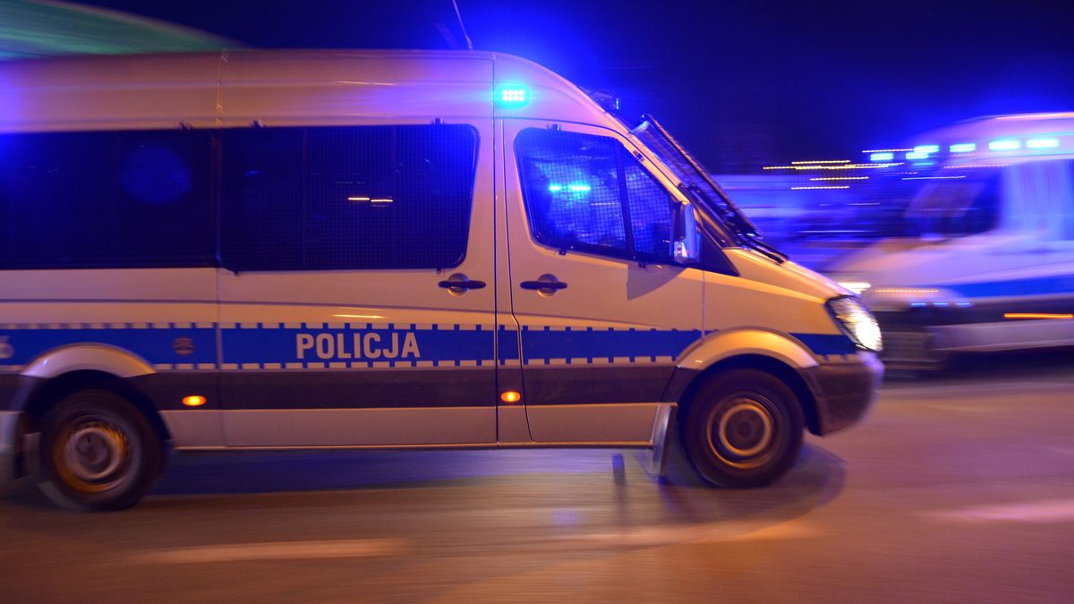 specjalistyczny, pojazd, policji, polskiej, pod, stadionem, policja, polska, akcja, operacja, zabezpieczenie, zdareznie, radiowóz, niebieskie, policyjne, noc, patrol, syrena, bulaje, znaki, napis, rozpraszacz, reflektor, lampa, policjanci, mundury, niebiescy, gliny