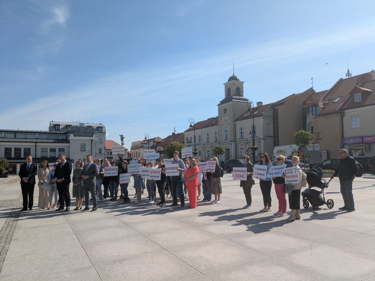Przed sesją rady miejskiej w Łomży kilkadziesiąt osób, a także część radnych zebrała się, aby pokazać swój sprzeciw wobec reorganizacji w łomżyńskich szkołach.
