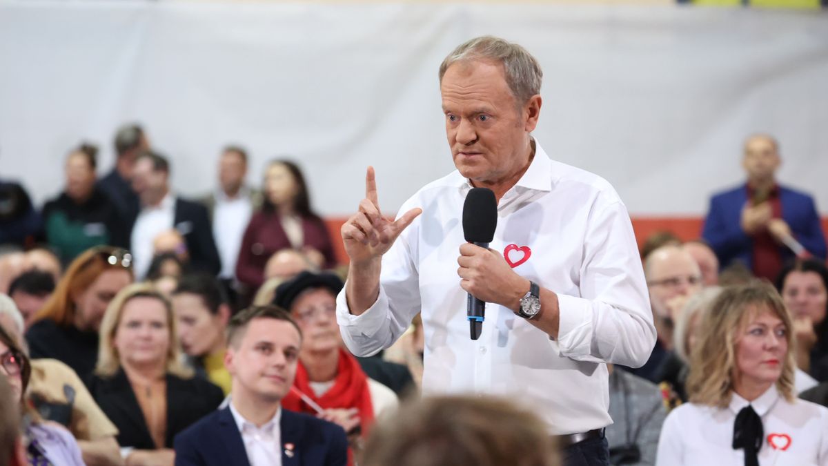 Premier Donald Tusk podczas spotkania z mieszkańcami Piotrkowa