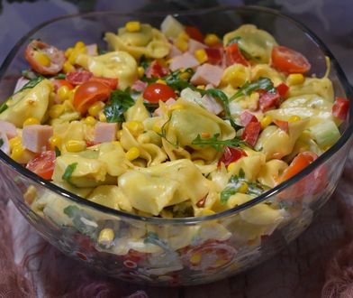 Sałatka z tortellini. Będzie królować na stole