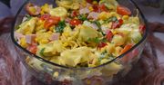 Sałatka z tortelloni. Będzie królować na stole
