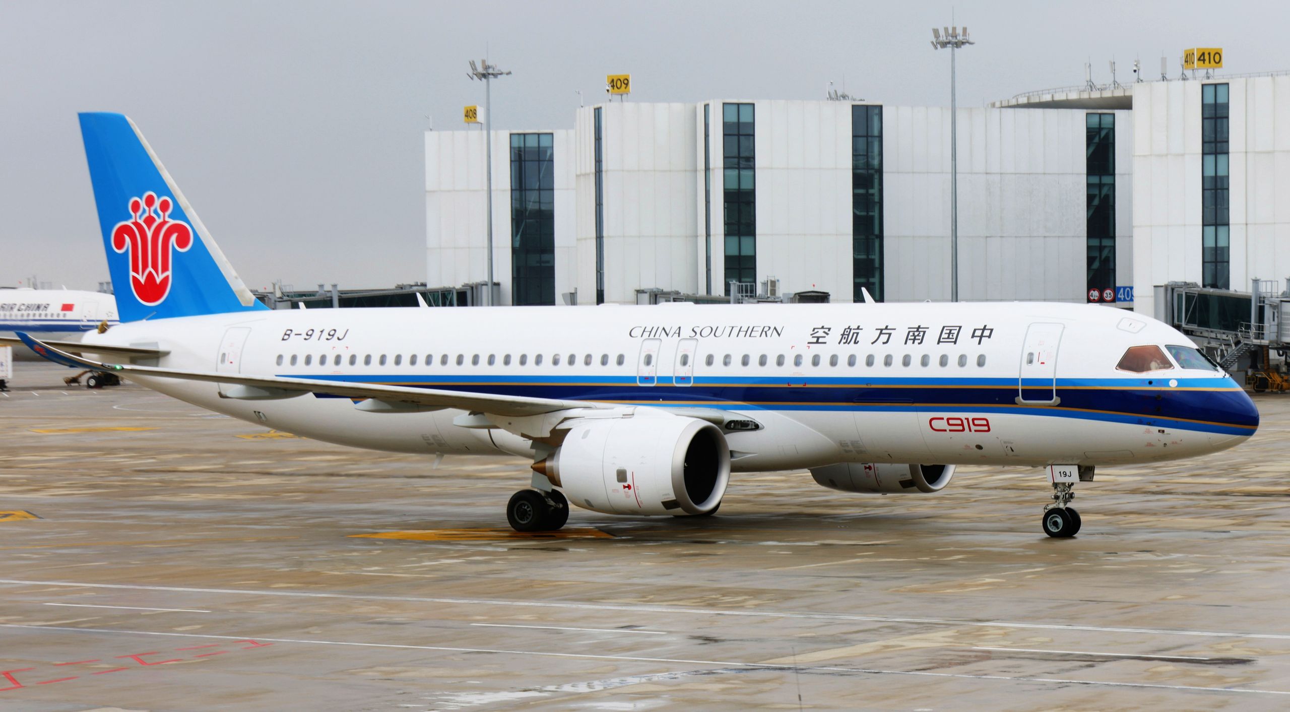 HANGZHOU, CHINA - SEPTEMBER 21 2024: A C919 passenger jet operated by China Southern lands at the airport in Hangzhou in east China's Zhejiang province Saturday, Sept. 21, 2024. The China Southern Airlines will put its first C919 plane onto the link between Guangzhou and Hangzhou. (Photo credit should read LONG WEI / Feature China/Future Publishing via Getty Images)