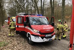 Mężczyzna jechał przez las. Tragicznie przygnieciony przez ciągnik