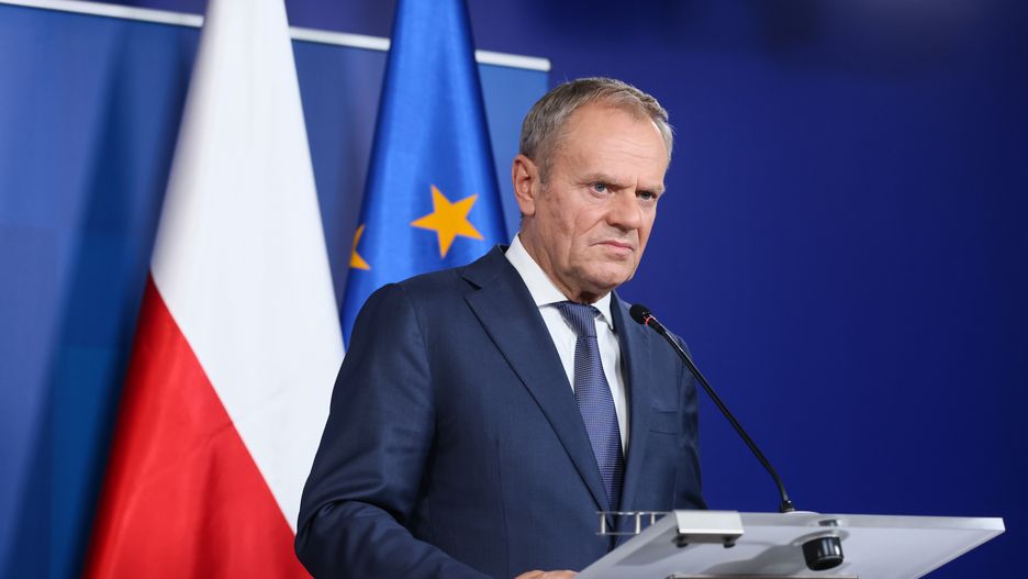 Bruksela, Belgia, 17.10.2024. Premier Donald Tusk na konferencji prasowej po spotkaniu Rady Europejskiej w Brukseli, 17 bm. Na posiedzeniu unijni przywódcy rozmawiali o Ukrainie, Bliskim Wschodzie, konkurencyjności, migracji i sprawach zagranicznych. (aldg) PAP/Leszek Szymański