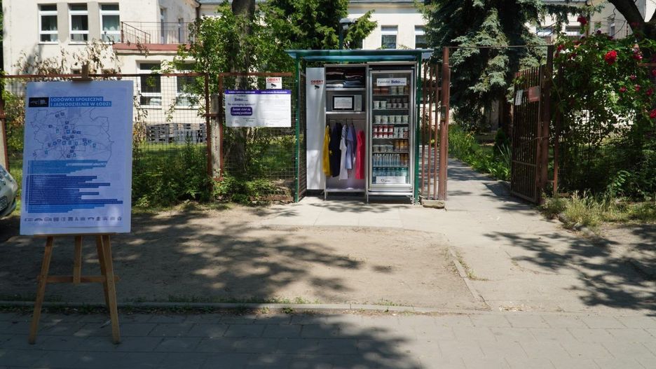 Nowa lodówka społeczna w Łodzi przy ul. Gałczyńskiego 7.