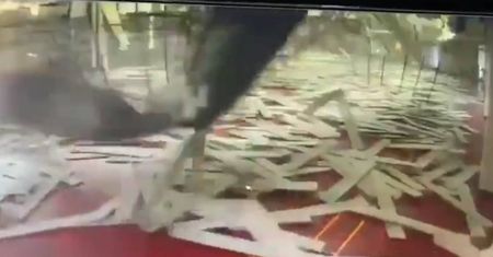 Grali w badmintona. Nagle sufit spadł im na głowy