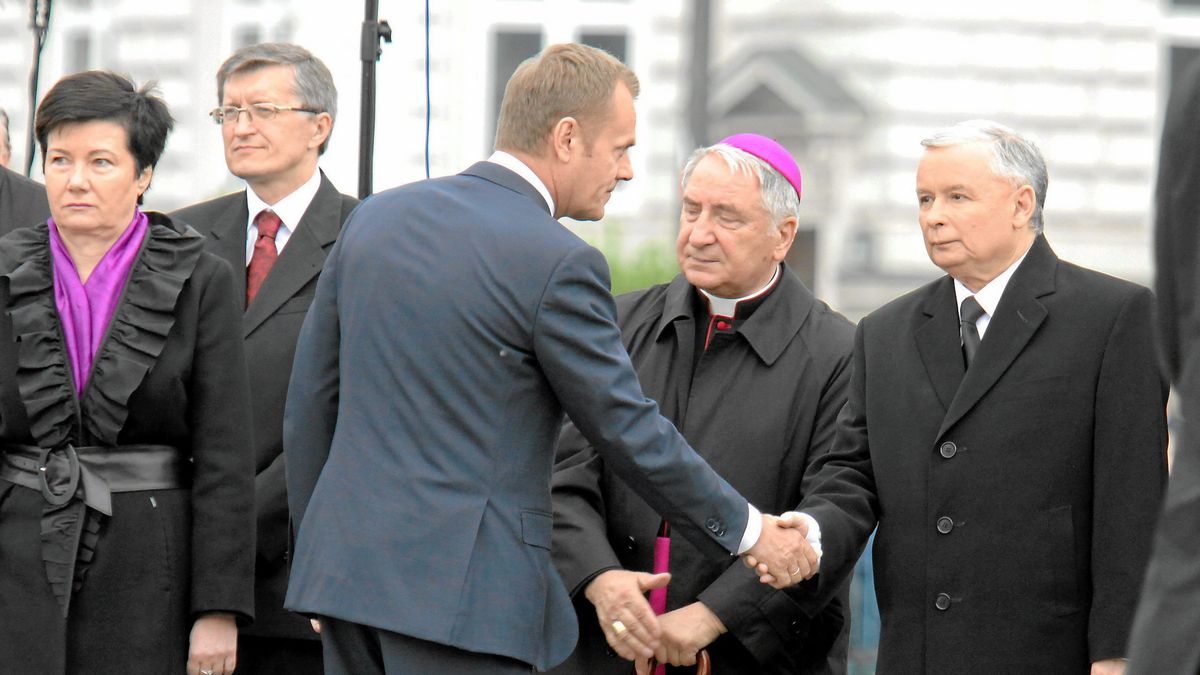 03.05.2010 WARSZAWA , OD LEWEJ HANNA GRONKIEWICZ WALTZ , PREMIER DONALD TUSK , NUNCJUSZ ABP JOZEF KOWALCZYK , JAROSLAW KACZYNSKI W CZASIE UROCZYSTOSCI PRZED GROBEM NIEZNANEGO ZOLNIERZA Z OKAZJI 219 ROCZNICY UCHWALENIA " KONSTYTUCJI 3 MAJA ". 
FOT. WOJCIECH SURDZIEL / Agencja Wyborcza.pl
Fot. Wojciech Surdziel / Agencja Wyborcza.pl
3 MAJ, ROCZNICA, OBCHODY, KONSTYTUCJA 3 MAJA, SWIETO, GROB NIEZNANEGO ZOLNIERZA, POLITYCY