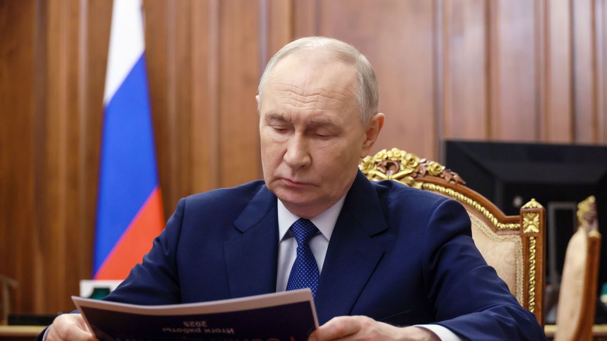 Russian President Putin meets Federal Agency for State Property Management head Vadim Yakovenko in the Kremlin
epa12730852 Russian President Vladimir Putin meets Head of the Federal Agency for State Property Management Vadim Yakovenko (not pictured) in the Kremlin, Moscow, Russia, 12 February 2026.  EPA/VYACHESLAV PROKOFYEV/SPUTNIK/KREMLIN / POOL MANDATORY CREDIT 
Dostawca: PAP/EPA.
VYACHESLAV PROKOFYEV/SPUTNIK/KREMLIN / POOL
putin, government, meeting, kremlin, flags, office