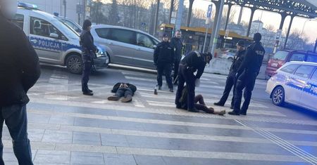 Bili go bez litości kastetem. Napaść nastolatków na taksówkarza