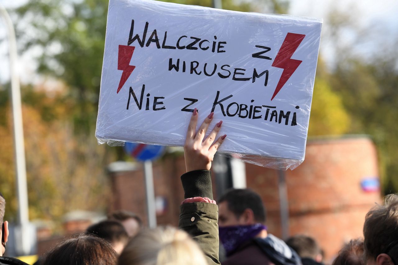 Warszawa, 24.10.2020. Protest przeciwko zaostrzeniu prawa aborcyjnego. (sko) PAP/Piotr Nowak