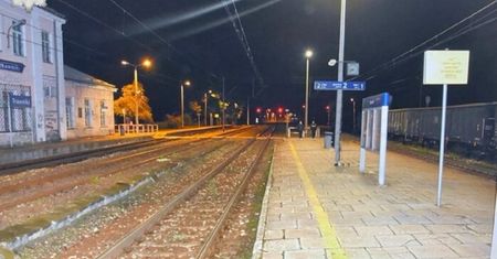 Pijany chciał sprawdzić, czy trakcja kolejowa jest pod napięciem. Nastolatek w szpitalu