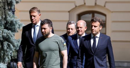 Emmanuel Macron w Kijowie. Padły słowa krytyki: "ukryty motyw wyborczy"