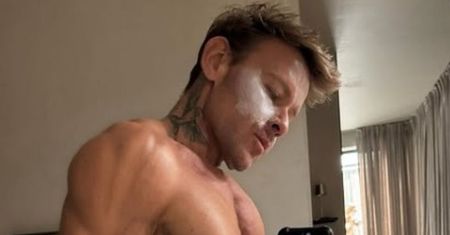 Dawid Woliński napina mięśnie przed lustrem, pozując w majtkach. Forma godna pozazdroszczenia?
