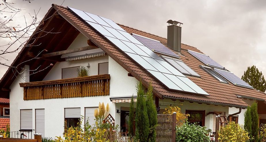 Posiadasz panele fotowoltaiczne? Szykuje się niekorzystna zmiana - panele słoneczne na dachu domu