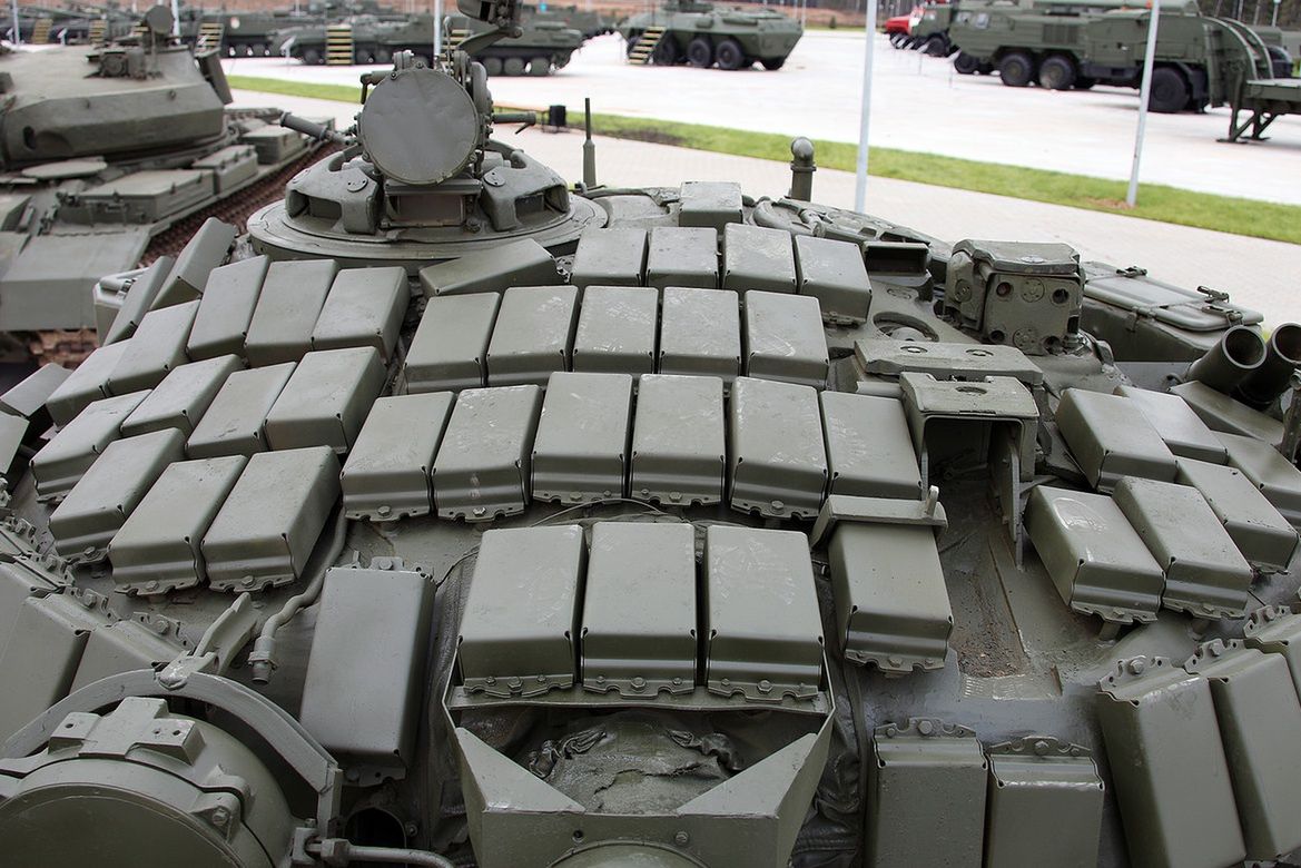 Wieża czołgu T-72B pokryta kostkami ERA Kontakt-1.