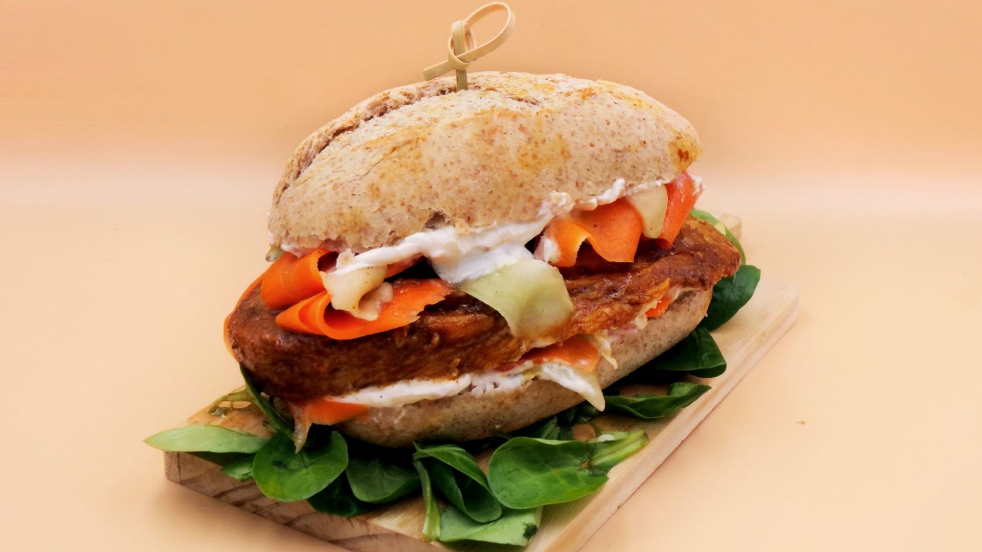 Gotowa wietnamska kanapka z kurczakiem banh mi ga.