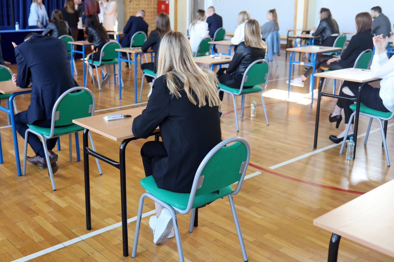 Wyniki Egzaminu Ósmoklasisty 2025 we wszystkich szkołach powiatu buskiego. Która placówka wypadła najlepiej, a która najgorzej?
