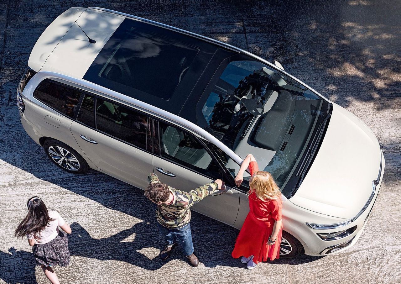 Większe rodziny łatwiej znajdą coś dla siebie wśród minivanów, niż SUV-ów