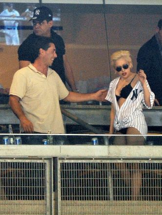 Lady Gaga wyrzucona ze stadionu! (PRZEZ STRÓJ!)