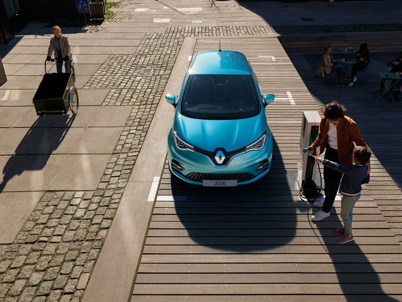 Nowe Renault Zoe to gruntownie zmodernizowany model znany od lat. Ma nie tylko nowy wygląd, ale też nowe wnętrze, silnik i baterię.