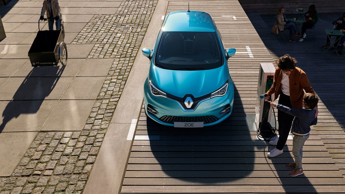 Nowe Renault Zoe to gruntownie zmodernizowany model znany od lat. Ma nie tylko nowy wygląd, ale też nowe wnętrze, silnik i baterię.