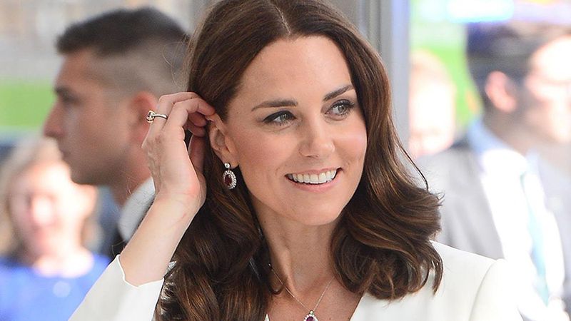 Księżna Kate lubi ten model sukienek.