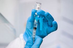 Powikłania po COVID-19 a szczepienia. Dr Chudzik: "U 99 proc. pacjentów nie widzimy przeciwwskazań do tego, aby się mogli szczepić" (WIDEO)