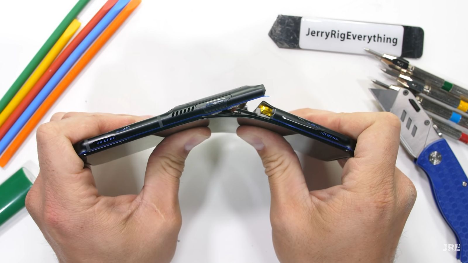 Lenovo Legion Phone Duel 2 wygląda kosmicznie i kosmicznie łatwo pęka 1