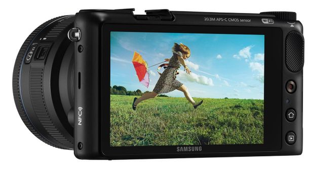 Samsung NX2000 - bezlusterkowiec obsługiwany dotykowo 1