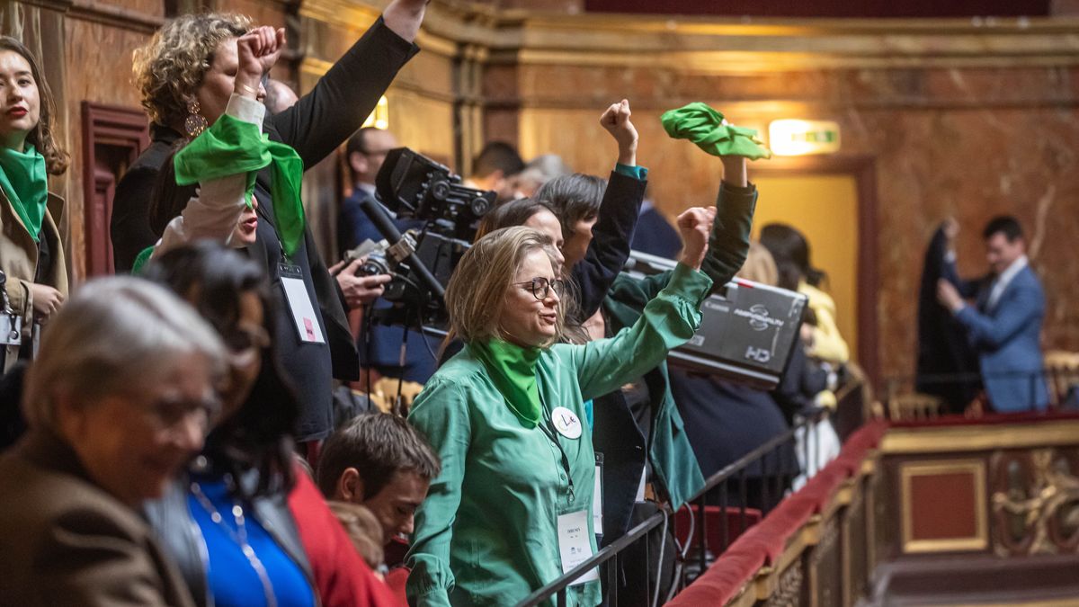 Proaborcyjne aktywistki podczas głosowania za zmianą konstytucji