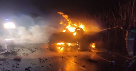 Po dachowaniu osobówka stanęła w ogniu. W płonące auto uderzył jeszcze inny pojazd