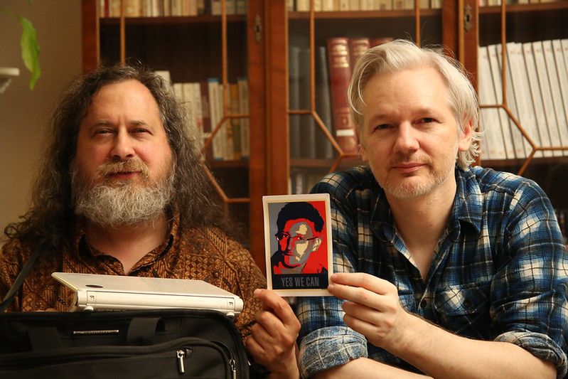Antysystemowi Stallman i Assange trzymają zdjęcie Snowdena.