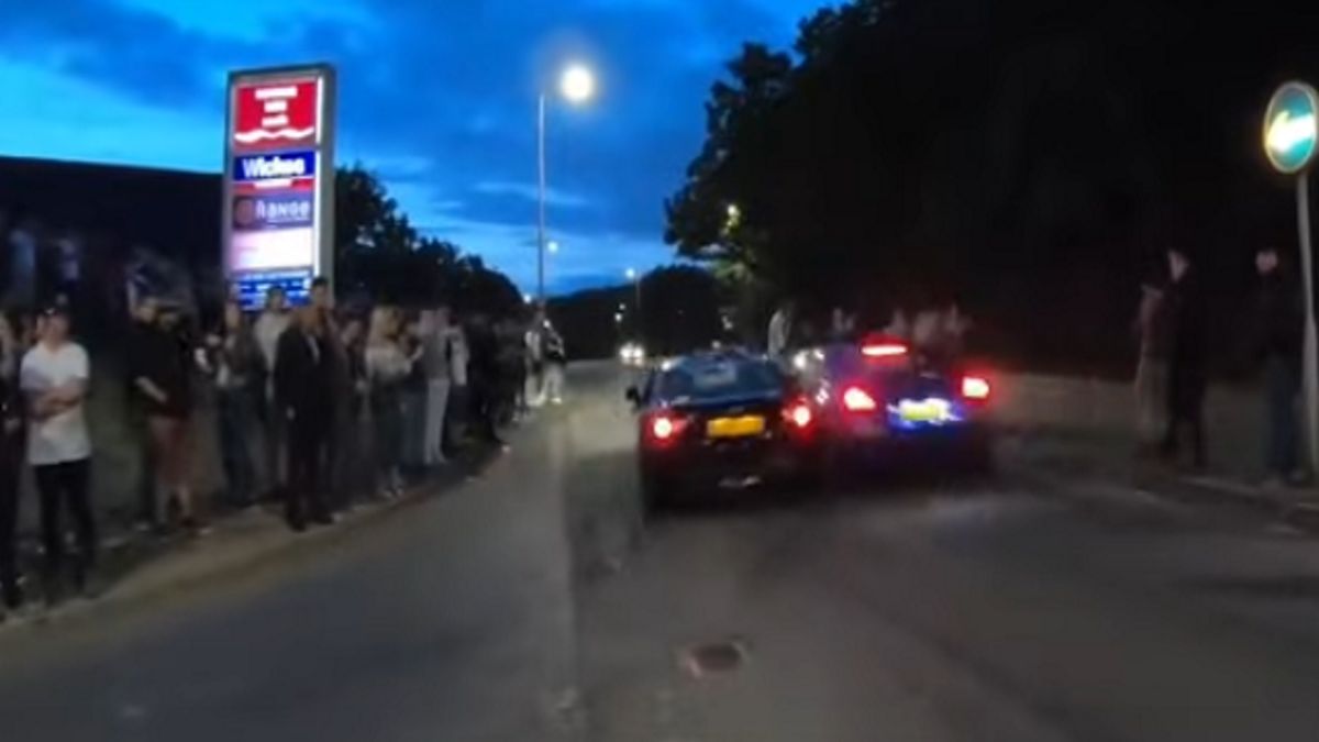 Moment uderzenia jednego samochodu w drugi