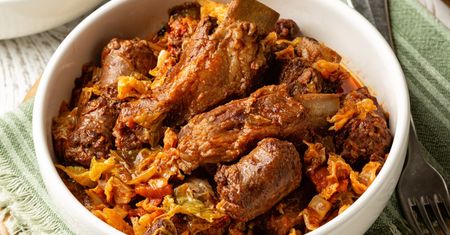 Gotuję młodą kapustę z wyrazisty mięsem. Przy tym daniu najlepszy bigos nie ma szans