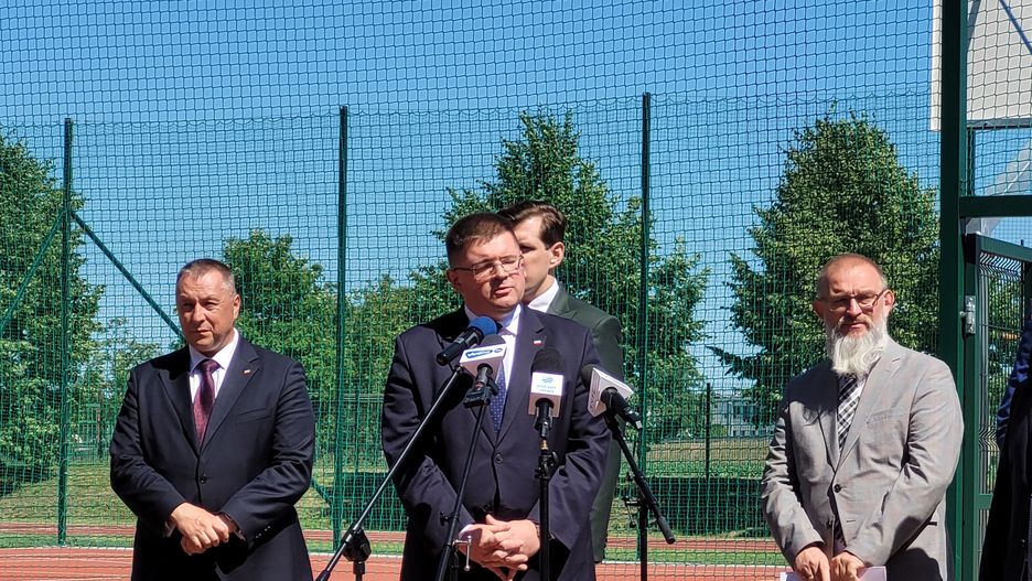 Konferencja towarzysząca przecięciu wstęgi przy nowym boisku 