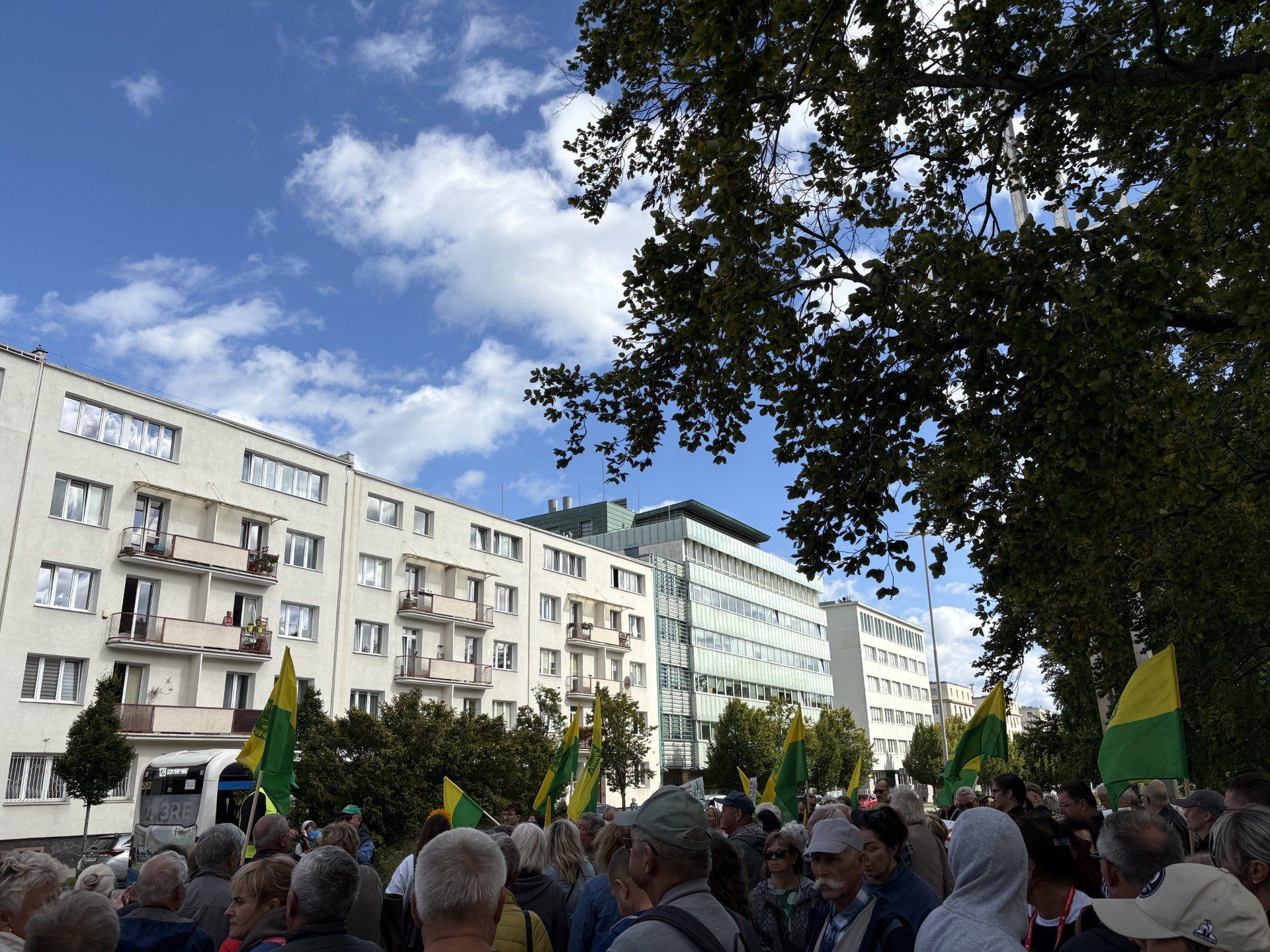 Działkowcy protestowali przed budynkiem magistratu w Gdyni