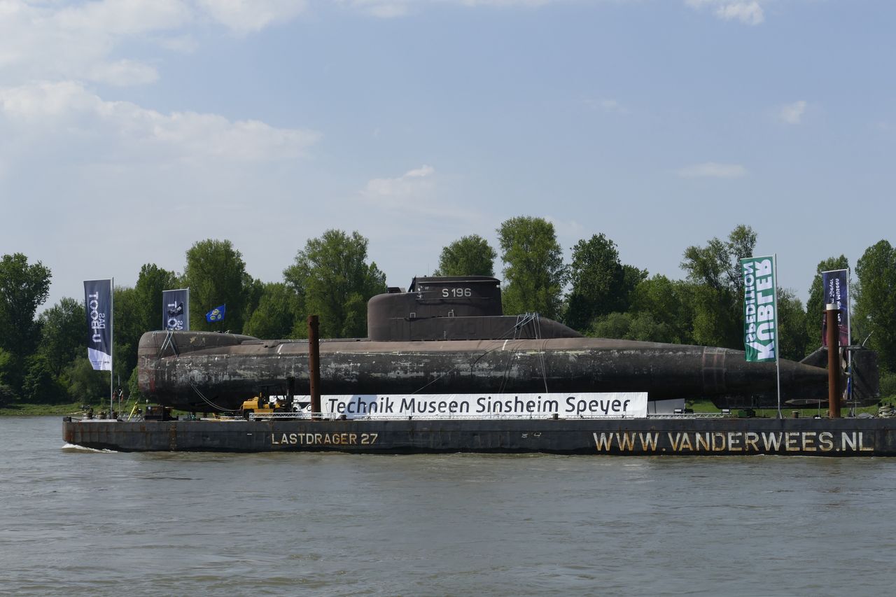 Ogromny U-boot pojawił się na drodze. Łódź podwodna miała konkretny cel podróży