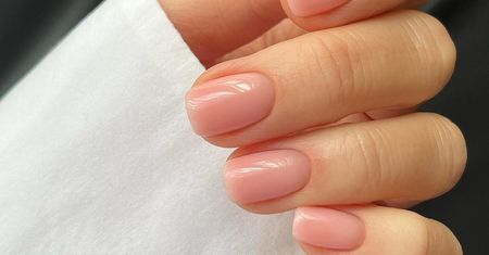Delikatne i wysublimowane. "Balletcore nails" podbiją serca minimalistek