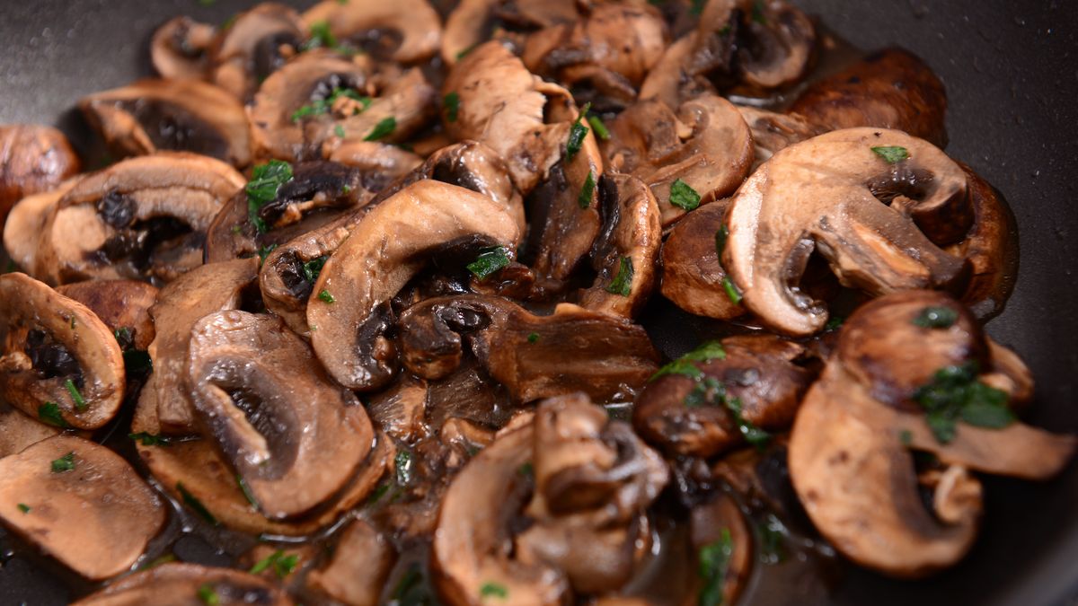 Czy obieranie pieczarek przed smażeniem jest konieczne?